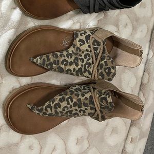 Very G Leopard Sandals size 9